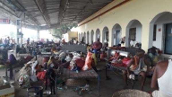 बिहार : बाढ़ पीड़ितों की प्लेटफार्म पर कट रही जिंदगी